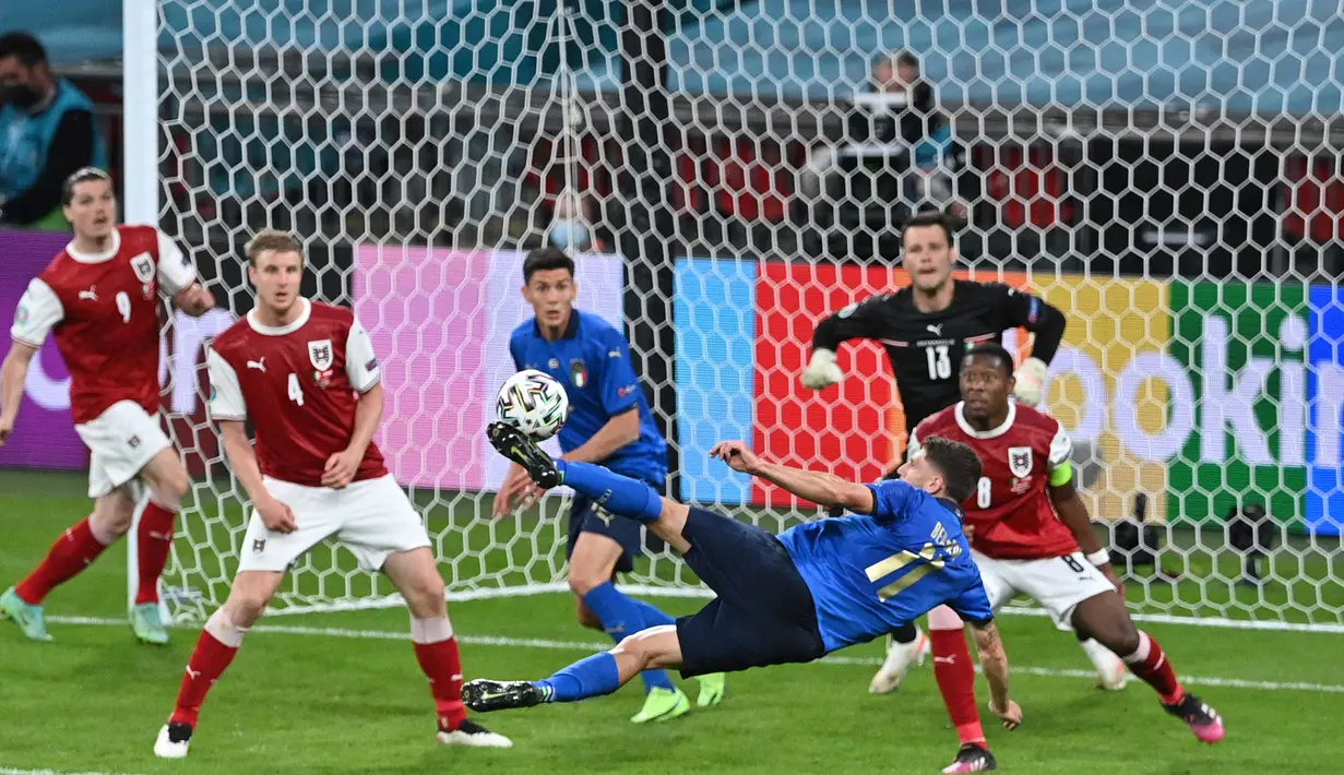 Pemain Italia Domenico Berardi melakukan tendangan gunting ke gawang Austria pada pertandingan babak 16 besar Euro 2020 antara Italia melawan Austria di Stadion Wembley di London, Sabtu (26/6/2021). (Foto: AFP/Pool/Justin Tallis)