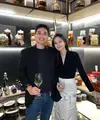 Berkali-kali keduanya tampil serasi dengan busananya, seperti keduanya mengenakan atasan warna hitam yang terlihat kasual. [@poydtreechada]
