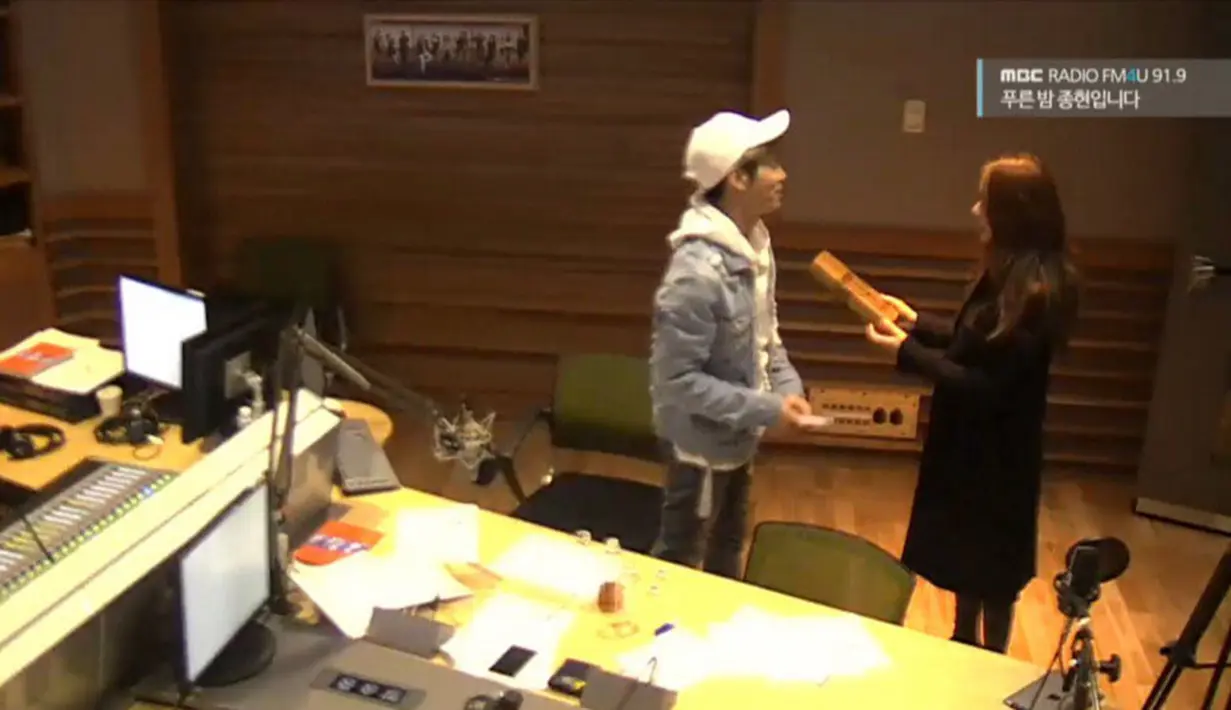 Kedekatan mereka terlihat saat Krystal menjadi bintang tamu pada acara radio yang dipandu oleh Jonghyun. (Foto: kpopmap.com)