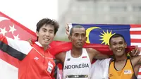 Pelari Indonesia, Agus Prayogo (tengah), berhasil meraih medali perak nomor lari marathon cabang atletik pada SEA Games 2017 Malaysia di Putrajaya, Kuala Lumpur, Sabtu (19/8/2017). (Bola.com/Vitalis Yogi Trisna)