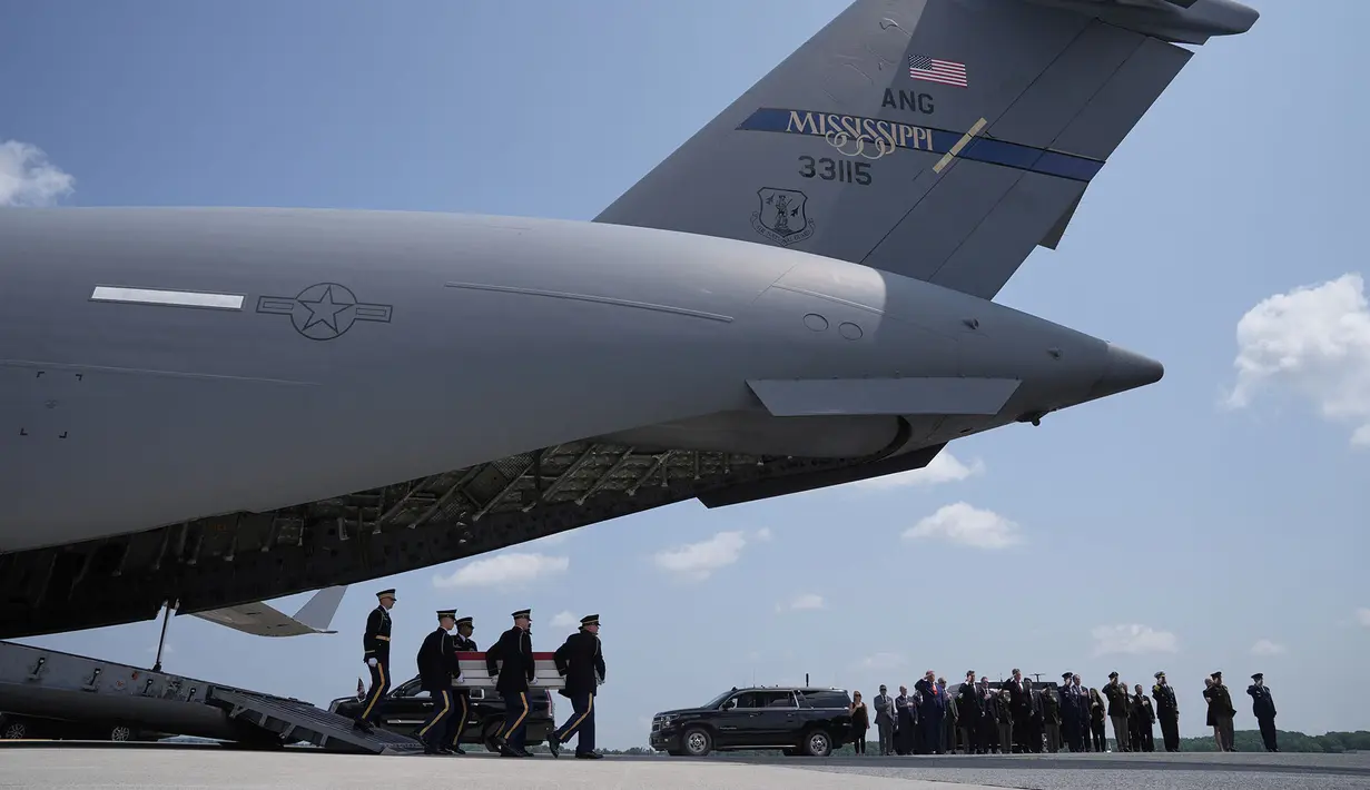 Tim pengangkut Angkatan Darat AS memindahkan peti jenazah berisi sisa-sisa tubuh Letnan Satu Tyler James Feehan di Pangkalan Angkatan Udara Dover, Delaware, Amerika Serikat,  Rabu, 22 Juli 2026. (Foto AP/Matt Rourke)