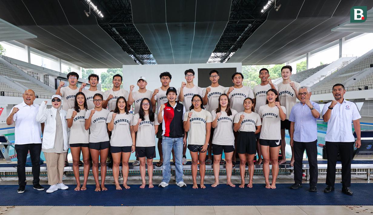 Para atlet akuatik Indonesia yang berhasil terpilih bertanding di SEA Games 2025 bersama dengan perwakilan pengurus PB Akuatik Indonesia. (Bola.com/Abdul Aziz)