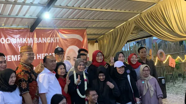 Istri calon presiden Ganjar Pranowo, Siti Atikoh Supriyanti, melakukan dialog bersama pelaku usaha mikro, kecil, dan menengah (UMKM) di Sand Beach Cafe & Resto, Kabupaten Tegal, Jawa Tengah, Jumat (29/12/2023). (Liputan6.com/Delvira Hutabarat)