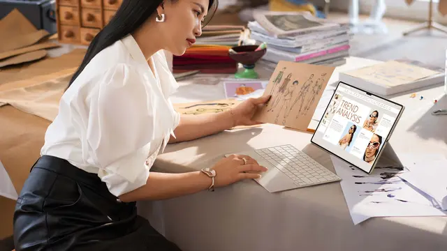 Ilustrasi penggunaan Huawei MatePad Pro 13.2 oleh seorang fashion designer (Foto Dok: Huawei Indonesia)