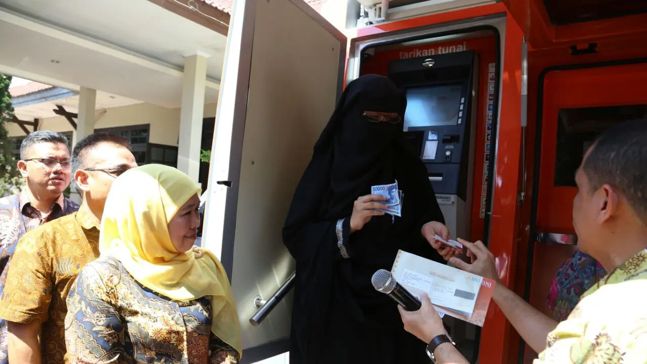 Mensos Khofifah Indar Parawansa serahkan bantuan untuk eks napi teroris. 
