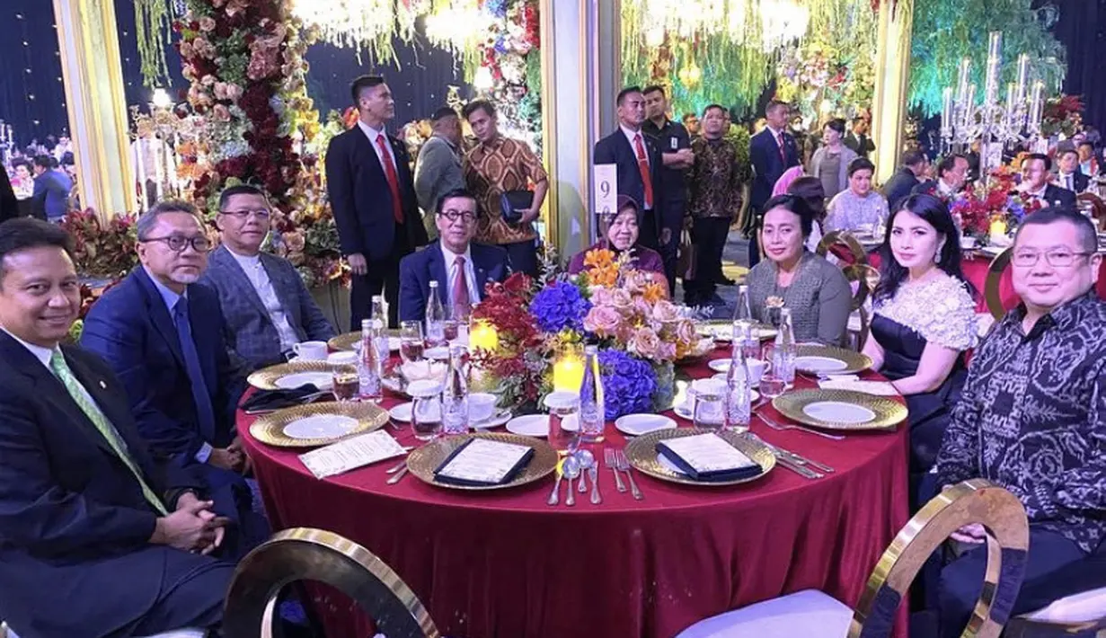 Resepsi pernikahan yang diadakan di Raffles ini dihadiri para pejabat dan petinggi partai. Misalnya saja Hary Tanoesoedibjo yang tampil berbatik beserta istri. @yosanna.laoly