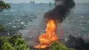 Departemen Pemadam Kebakaran Selangor mengatakan kebakaran merambat ke rumah-rumah di sekitar lokasi. (Arif Kartono/AFP)