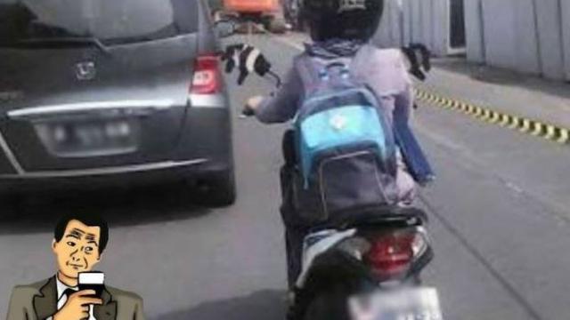 Bikin Geregetan, 7 Gaya Cewek di Indonesia Kalo Naik Motor
