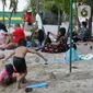 Pengunjung bersama anak-anak menikmati suasana Pantai Indah Taman Impian Jaya Ancol, Jakarta, Kamis (29/10/2020). Libur panjang di masa pemberlakuan PSBB transisi Jakarta dimanfaatkan warga untuk mengunjungi lokasi-lokasi wiisata. (Liputan6.com/Helmi Fithriansyah)