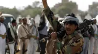 Salah seorang anggota pasukan militan Houthi yang berperang dengan pemerintah Yaman (AFP Photo)