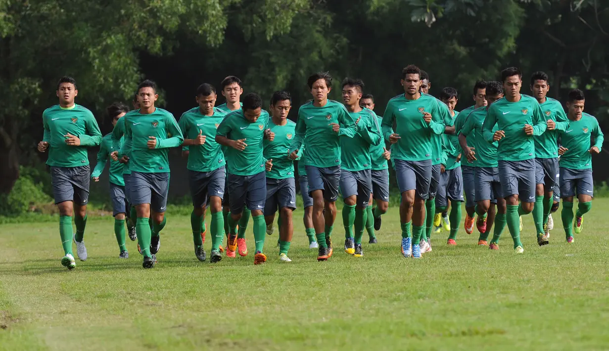Sejumlah pemain timnas Indonesia U-23 melakukan latihan tahap akhir di Lapangan Sutasoma, Halim Perdanakusuma, Jakarta, Rabu (25/3/2015). Timnas Indonesia U-23 akan berlaga di kualifikasi Grup H Piala Asia 2016. (Liputan6.com/Helmi Fithriansyah)