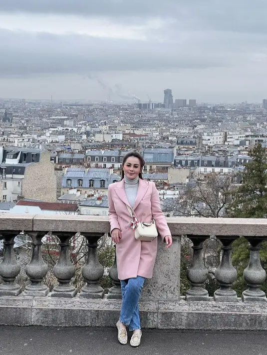 Penampilannya yang semakin glamor tak luput dari sorotan. Dalam potret yang diunggah, istri Faisal Harris itu kerap memamerkan koleksi tas-tas mewahnya. [Foto: IG/jennifer_haris89].