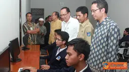 Citizen6, Depok: Direktur LP3T Nurul Fikri Rusmanto dan Kepala Kelurahan Rangkepan Jaya-Depok, Ahmad Ubaidillah melihat para santri usai peresmian.