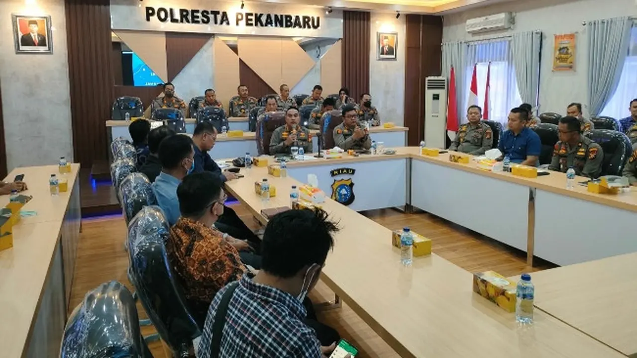 Rapat koordinasi pengamanan Natal dan pergantian tahun antara tokoh agama dan pemerintah di Polresta Pekanbaru.