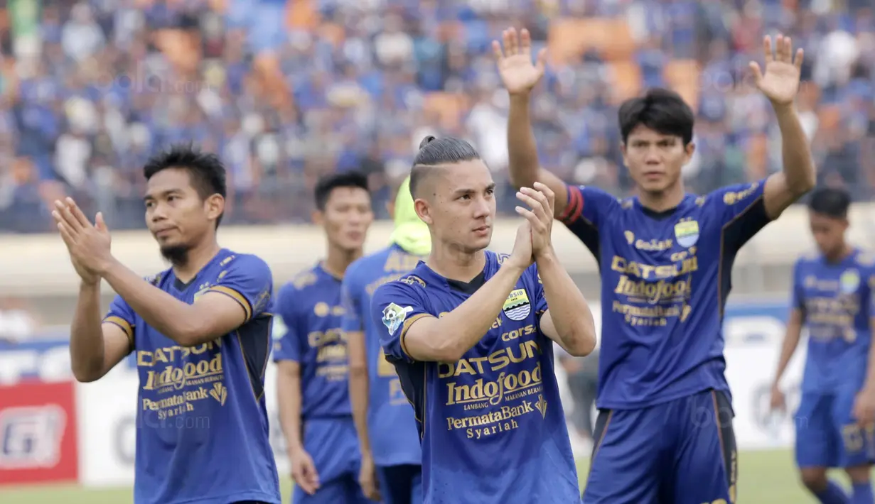 Pemain Persib, Kim Kurniawan, memberikan aplaus kepada bobotoh usai laga melawan Bali United pada laga Liga 1 Indonesia di Stadion Si Jalak Harupat, Bandung, Kamis (21/9/2017). Persib bermain imbang 0-0 dengan Bali United. (Bola.com/M Iqbal Ichsan)