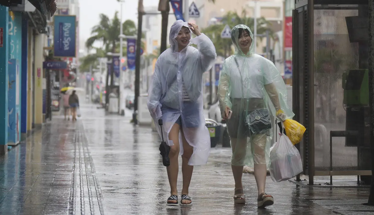 <p>Badai tropis yang sangat kuat diperkirakan mendekati Okinawa antara 1 Juni 2023 sore hingga 2 Juni 2023. Badan cuaca mengimbau warga agar mewaspadai angin kencang yang merusak, ombak tinggi, dan hujan lebat. (AP Photo/Hiro Komae)</p>