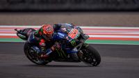 Pembalap Monster Yamaha, Fabio Quartararo, menjadi yang tercepat pada sesi latihan bebas kedua (FP2) MotoGP Mandalika, Jumat (18/3/2022) sore waktu setempat. (AFP/Bay Ismoyo)