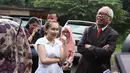Meski ditunda hingga 1 April, Ayu Ting Ting tetap bersedia memberikan keterangan pada media (Liputan6.com/Rini Suhartini)