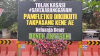 Sebuah karangan bunga yang dipesan Bonek sebagai bentuk kekecewaan terhadap Pemkot Surabaya