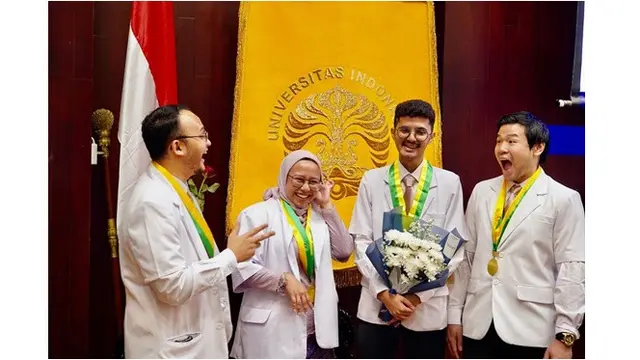 6 Potret Nicholas Sean Jalani Sumpah Dokter, Didampingi Ahok dan Nenek