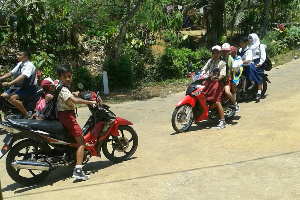 Kacau! Siswa SD di Trenggalek, Jawa Timur ke Sekolah Bawa Motor 