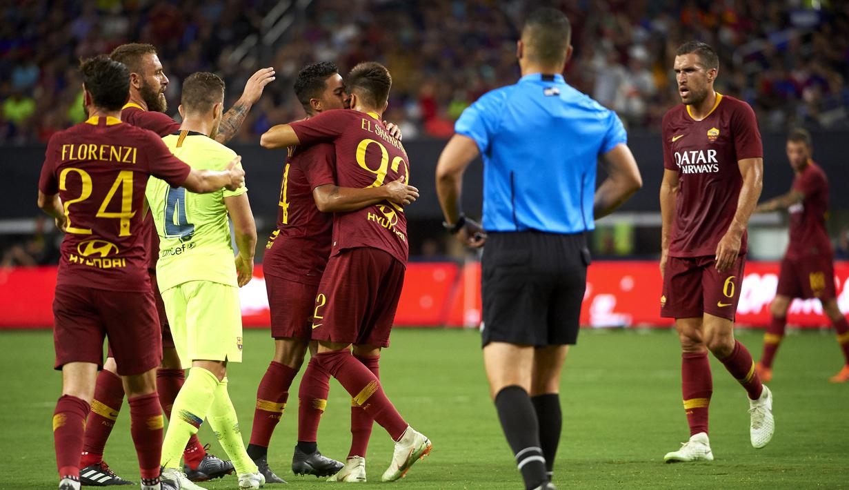 Para pemain AS Roma merayakan kemenangan atas Barcelona pada laga International Championship Cup di Stadion AT&T, Texas, Selasa (31/7/2018). AS Roma menang 4-2 atas Barcelona. (AFP/Cooper Neill)