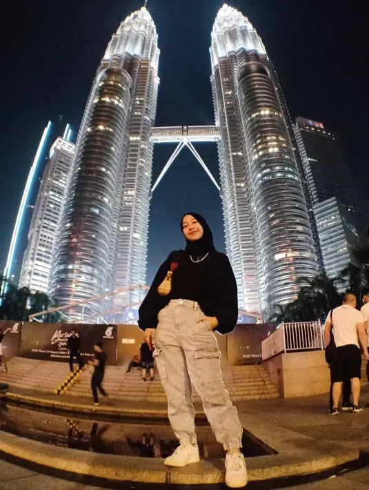 Casual-chic look ala Adiba dengan padu padan bishop top dan jogger pants berbahan denim.  [Instagram/adiba.knza]