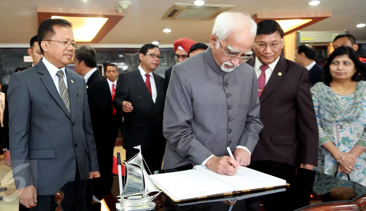 Wakil Presiden India Hamid Ansari mengisi buku tamu saat berkunjung ke Kantor DPD RI, Jakarta, Selasa (3/11/2015). Pembicaraan fokus pada hubungan demokrasi dan budaya antara Indonesia dan India. (Liputan6.com/Johan Tallo)