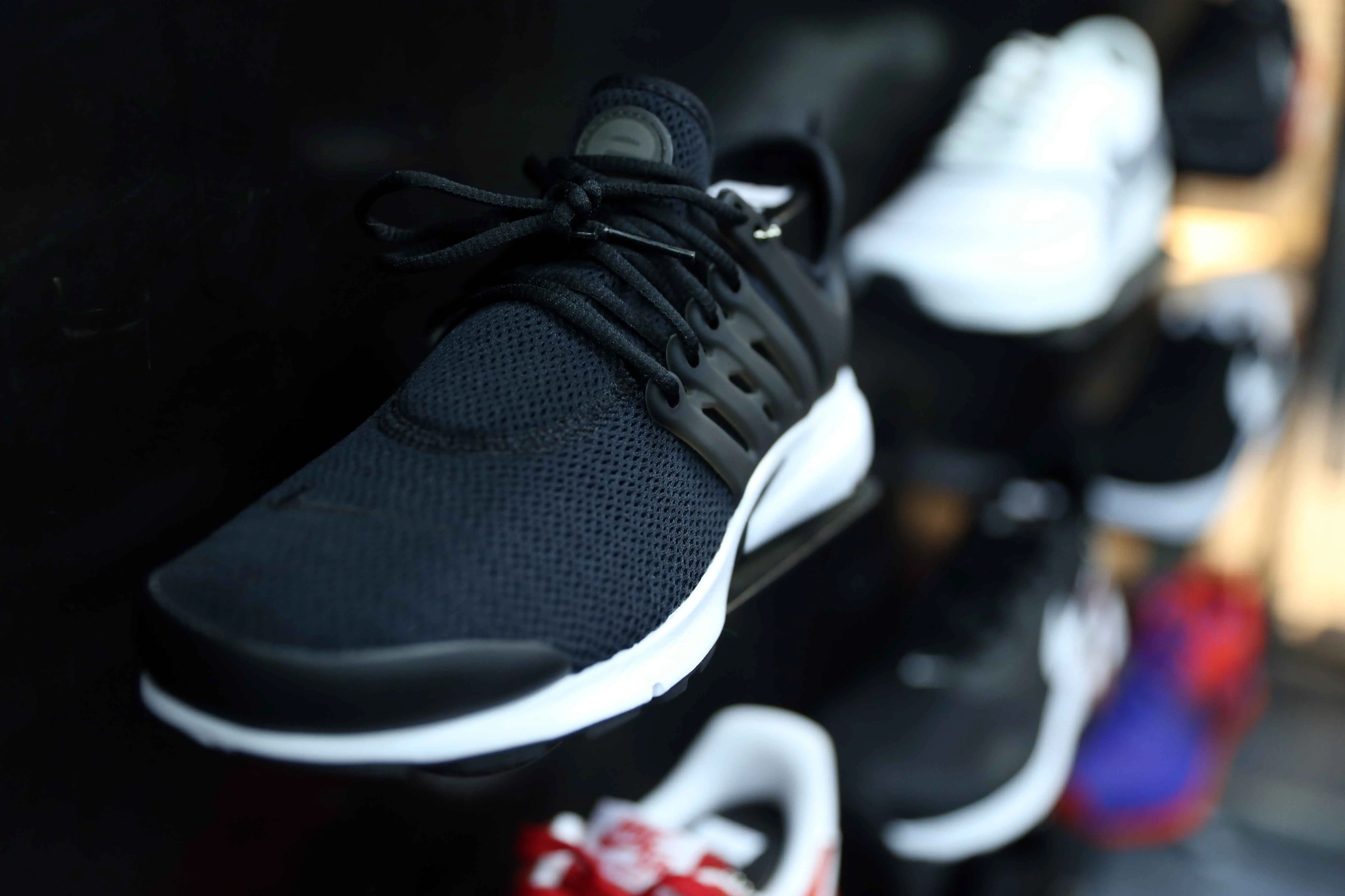 Ini dia 10 jenis sneakers yang nyaman untuk dipakai jalan. (Yunan/Bintang.com)