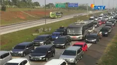 Ruas Tol Cipali wilayah Purwakarta, Jawa Barat, dari arah Jakarta menuju Cirebon mengalami kemacetan panjang. Antrean panjang kendaraan tersebut mencapai belasan kilometer, hingga kendaraan nyaris tak bergerak.