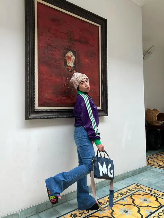 "Difotoin sama @therealasilamaisa Seneng banget dah pakai jeans nomer 27 yeaaaay Alhamdulillaaah• Walaupun pantat jadi sedikit lebih tepos tp besyukur banget udah gak diabetes lagi, sehat sehat sehat," tulis  Melly Goeslaw. [Instagram/melly_goeslaw]