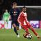 Bintang Bayern Munchen, Michael Olise, menggiring bola melewati pemain PSG pada semifinal leg 1 Liga Champions 2025/2026, Rabu (29/4/2026) dini hari WIB. (FRANCK FIFE / AFP)