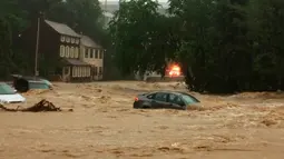 Sejumlah mobil terjebak dalam banjir yang menggenangi Ellicott City, Maryland (27/5). Akibat banjir ini jalan utama berubah layaknya sungai dan menyapu sejumlah mobil yang terparkir. (Kenneth K. Lam / The Baltimore Sun via AP)