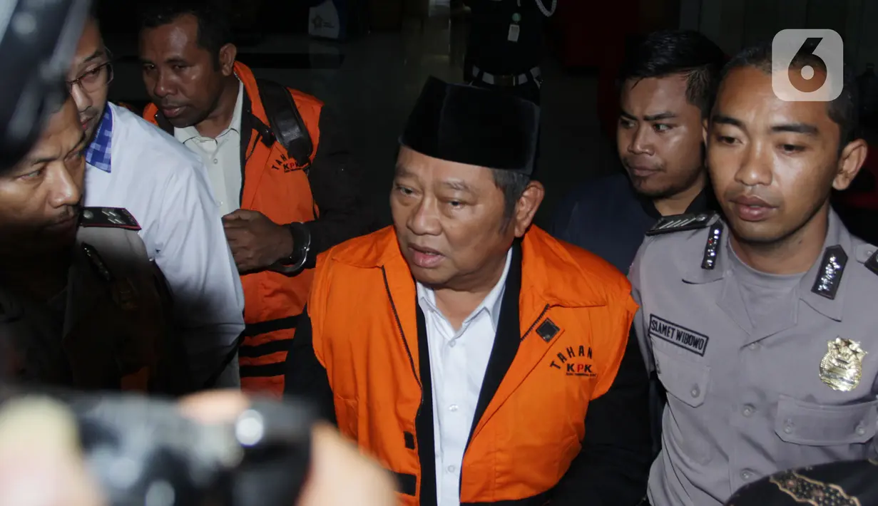 Bupati Sidoarjo, Saiful Ilah mengenakan rompi tahanan usai menjalani pemeriksaan 1x24 jam pasca terjaring operasi tangkap tangan (OTT) di Gedung KPK, Jakarta, Kamis (9/1/2020). (merdeka.com/Dwi Narwoko)
