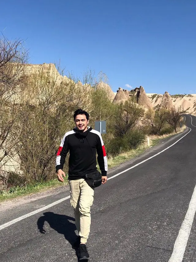 Thomas Djorghi makin terlihat tampan meski usianya tak lagi muda (instagram/thomasdjorghi)