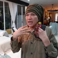 Dorce Gamalama saat mendatangi kediaman Raffi Ahmad