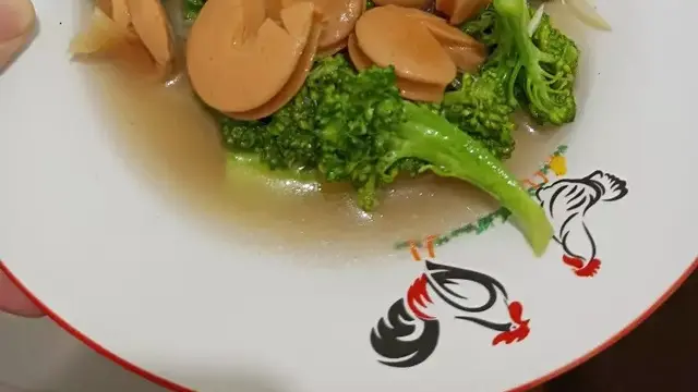 Resep tumis brokoli sosis. (dok. Cookpad @sinta9587)