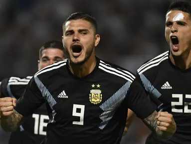 Gol debut Mauro Icardi membawa Argentina meraih kemenangan kontra Meksiko pada laga persahabatan yang berlangsung di stadion Malvinas, Rabu (21/11). Argentina menang 2-0 atas Meksiko (AFP/Andres Larrovere)