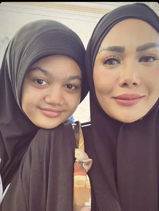 Keduanya pun melakukan selfie, terlihat Krisdayanti mengaplikasikan lipstuk merah matte dan alis on fleek. Sedangkan Amora tampil natural namun tetap glowing meski terlihat jerawat di dahinya.  [@krisdayantilemos] 