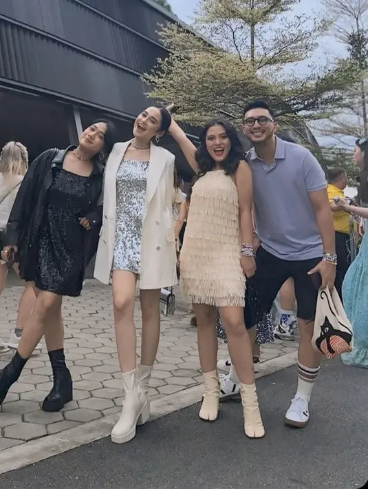 Syifa Hadju tampil dengan dress sequin silver dipadukan blazer putih dan bootsnya. [@ravipakev]