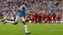 Striker Manchester City, Gabriel Jesus, merayakan gol yang dicetaknya ke gawang Liverpool pada laga Community Shield di Stadion Wembley, London, Minggu (4/8). City menang 1-1 (5-4) atas Liverpool. (AFP/Adrian Dennis)