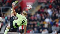 Pemain Manchester City, Erling Haaland, mencetak gol melalui tendangan salto ke gawang Southampton pada laga Liga Inggris di Stadion St Mary's, Sabtu (27/5/2023). (AFP/Adrian Dennis)