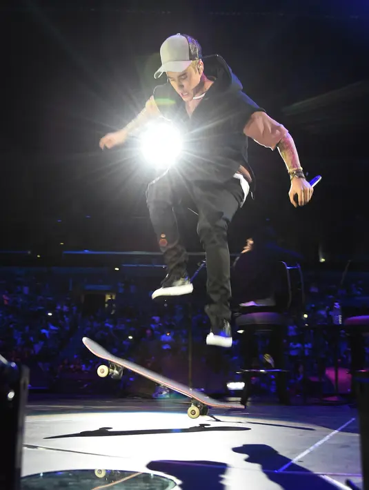 Sungguh mengejutkan dan mengherankan memang sikap Justin malam itu. Pasalnya tidak seperti biasanya Justin melakukan hal semacam itu. Mengingat dia yang selalu memarahi penggemarnya setiap konser. (AFP/Bintang.com)