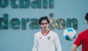 Kiper Timnas Indonesia U-17, Mike Rajasa menjalani sesi latihan di Jeddah, Arab Saudi, Minggu (3/5/2026) jelang laga perdana di Piala Asia U-17 2026. (Dok. PSSI)