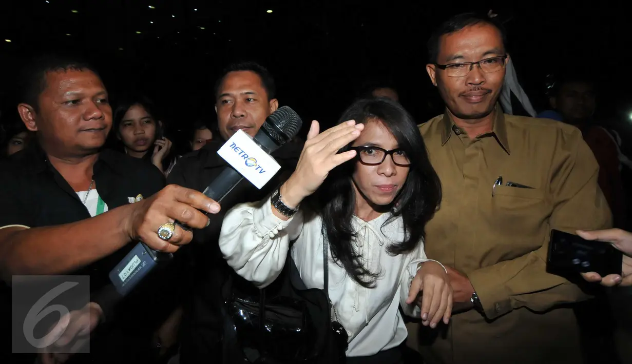 Mantan penyanyi latar, Fransisca Insani Rahesti keluar dari gedung KPK, Jakarta, Selasa (27/10/2015). Fransisca menghindari wartawan usai diperiksa KPK. (Liputan6.com/Helmi Afandi) 