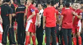 Presiden Republik Indonesia, Prabowo Subianto (tengah - jaket putih) berada di tengah-tengah pemain Timnas Indonesia usai pertandingan putaran ketiga Grup C Kualifikasi Piala Dunia 2026 zona Asia di Stadion Utama Gelora Bung Karno, Senayan, Jakarta, Selasa (25/3/2025). (Liputan6.com/Angga Yuniar)
