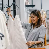 Ilustrasi belanja pakaian baru. (c) Shutterstock/TZIDO SUN