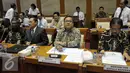 Menteri Keuangan, Bambang Brodjonegoro (kedua kanan) saat menghadiri Rapat Kerja dengan Komisi XI DPR di Kompleks Parlemen Senayan, Jakarta, Kamis (14/7). Rapat tersebut membahas Asumsi Dasar dalam RAPBN 2017. (Liputan6.com/Johan Tallo)