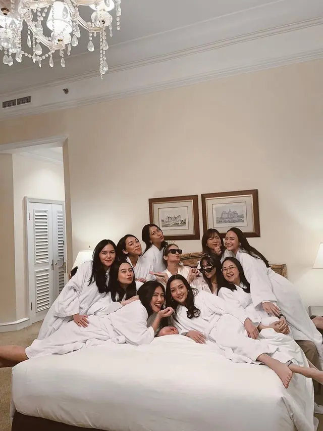 Momen spesial Enzy Storia, Jessica Mila, dan para sahabat yang memberikan suprise bridal shower.