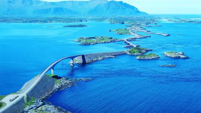 10 Jalan di Dunia yang Menawarkan Pemandangan Paling Cantik